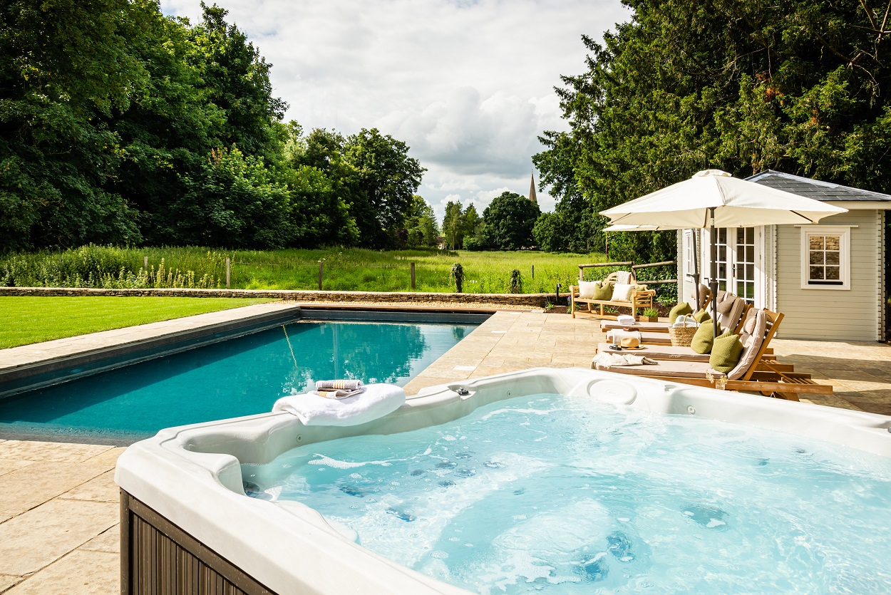 Luxury Cotswolds Group Accommodation with Swimming Pool1