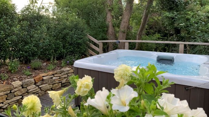 Vine Lodge, Deer Park Retreats, The Cotswolds, Sleeps 2 Vine Lodge Hot Tub