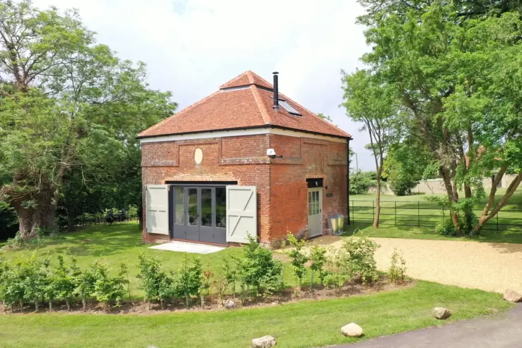 The Dovecote at Sandon Manor, Hertfordshire, Sleeps 2 stay 3 dovecote 8A54CA3392DD3B91A8C63006EFB88D5F 1